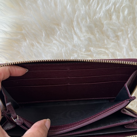 Gucci Special Edition Heart Design Zippy Wallet in Excellent Condition - Picture 11 of 15